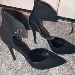 Black ankle cuff pumps